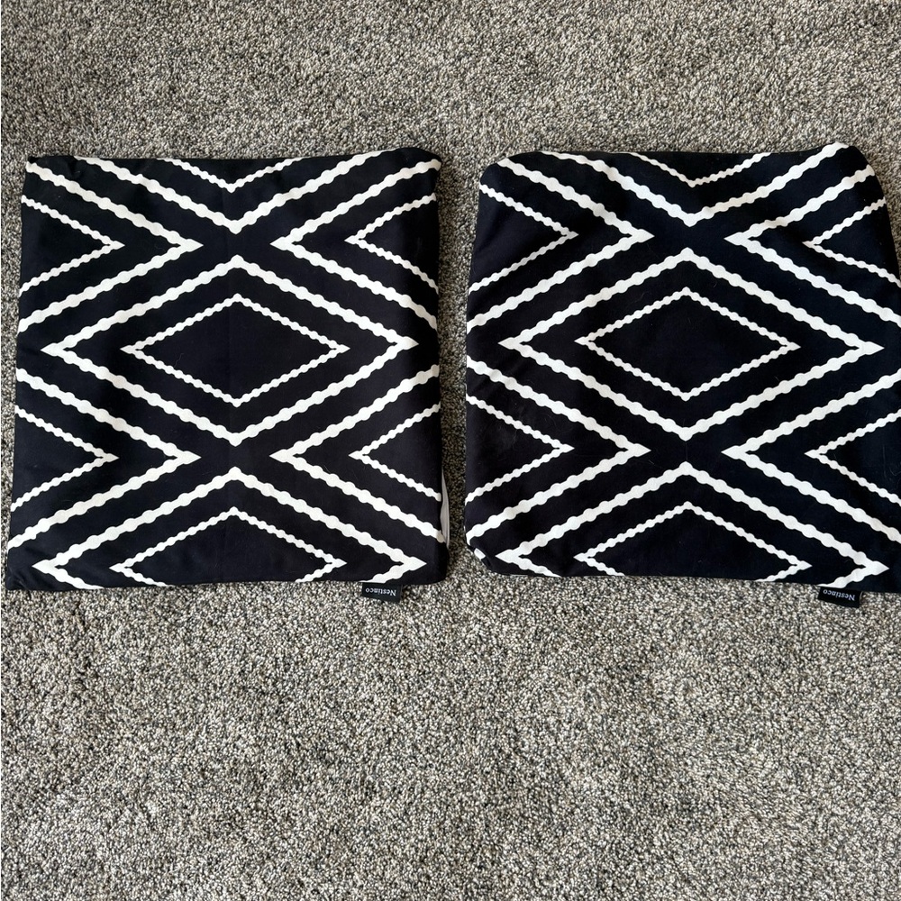 Black and White Geometric Pattern pillow covers